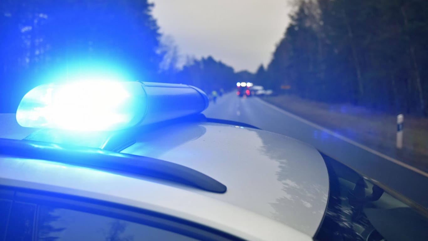 Polizeifahrzeug mit Blaulicht (Symbolbild): In Südhessen wurden bei einem Unfall auf der A5 sechs Menschen verletzt.