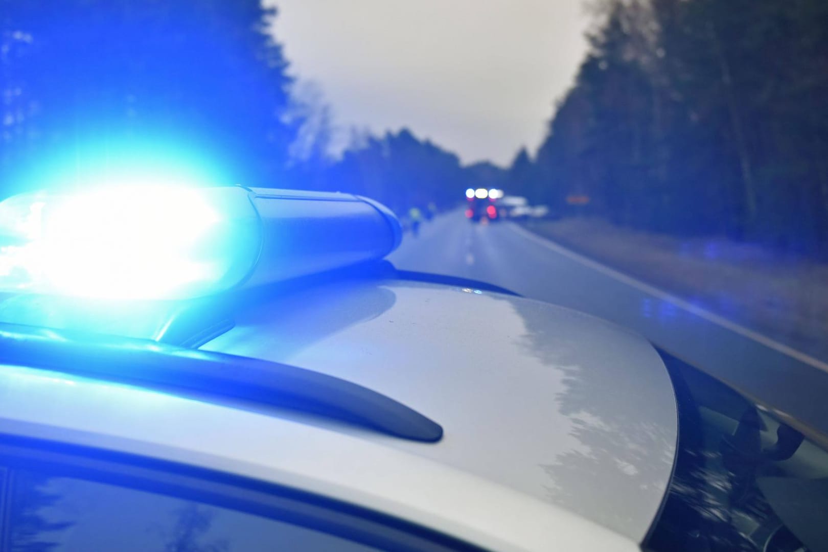 Polizeifahrzeug mit Blaulicht (Symbolbild): In Südhessen wurden bei einem Unfall auf der A5 sechs Menschen verletzt.