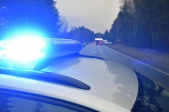 Polizeifahrzeug mit Blaulicht (Symbolbild): In Südhessen wurden bei einem Unfall auf der A5 sechs Menschen verletzt.