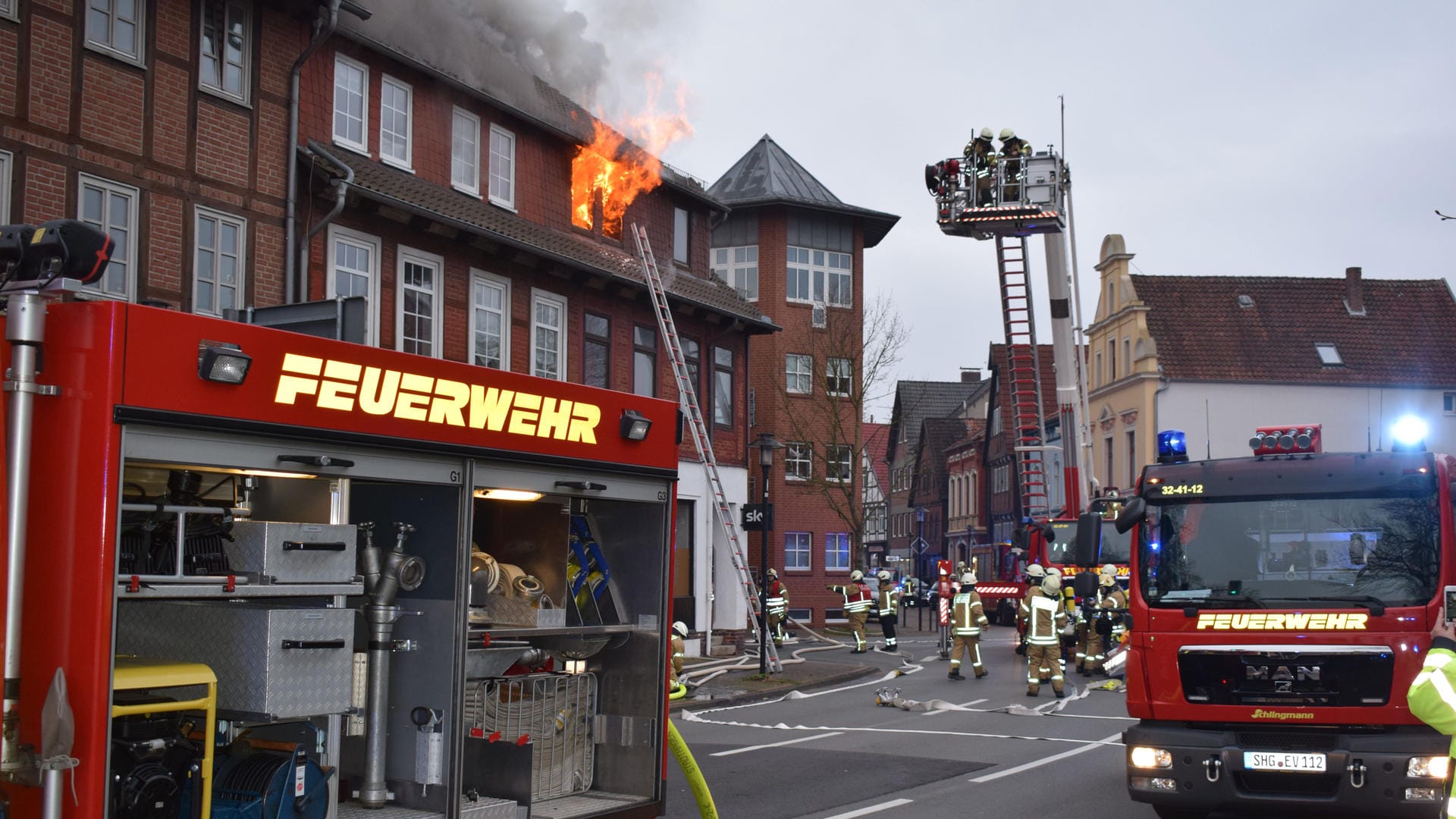 Brennendes Haus in Stadthagen: Feuerwehrleute bekämpfen den Brand in einem Mehrfamilienhaus.