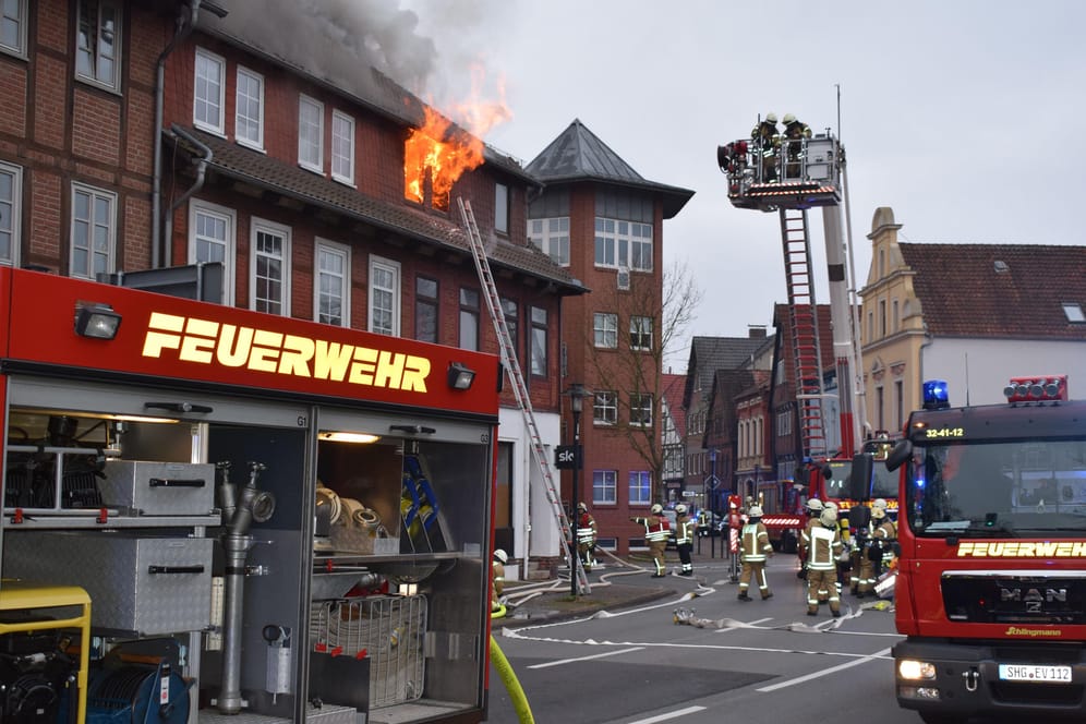 Brennendes Haus in Stadthagen: Feuerwehrleute bekämpfen den Brand in einem Mehrfamilienhaus.
