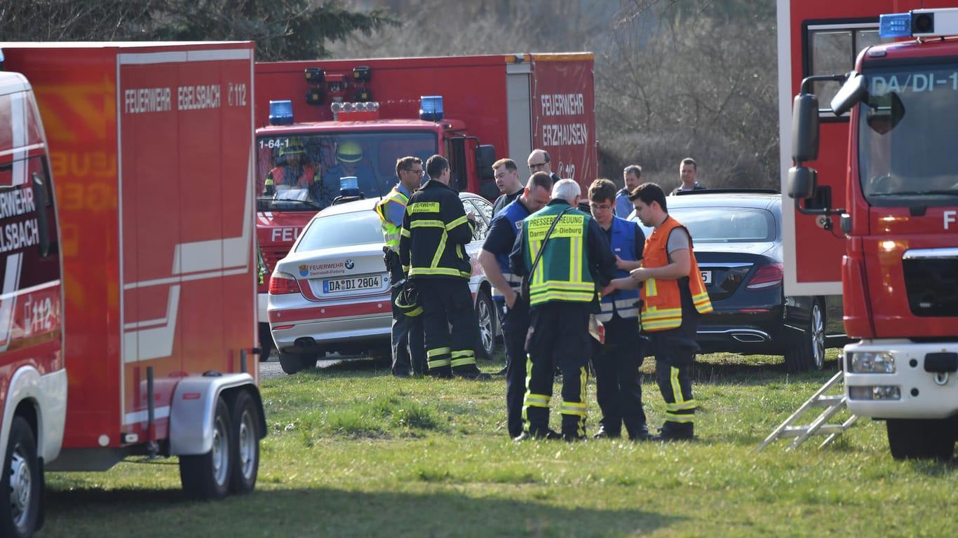 Der Unglücksort in Südhessen: Feuerwehrautos stehen nahe der Absturzstelle des Kleinflugzeugs.