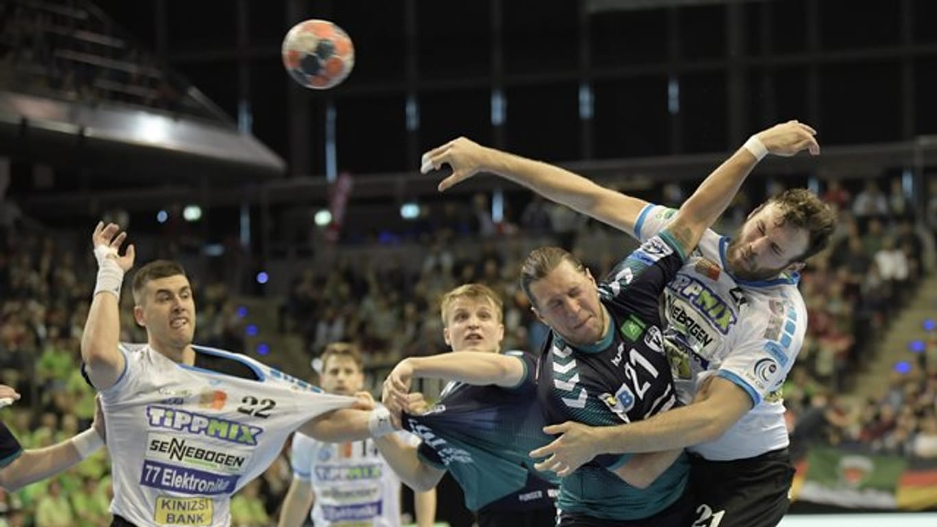 Füchse Berlin setzen sich im EHF-Pokal gegen das ungarische Team Balatonfüredi KSE durch.