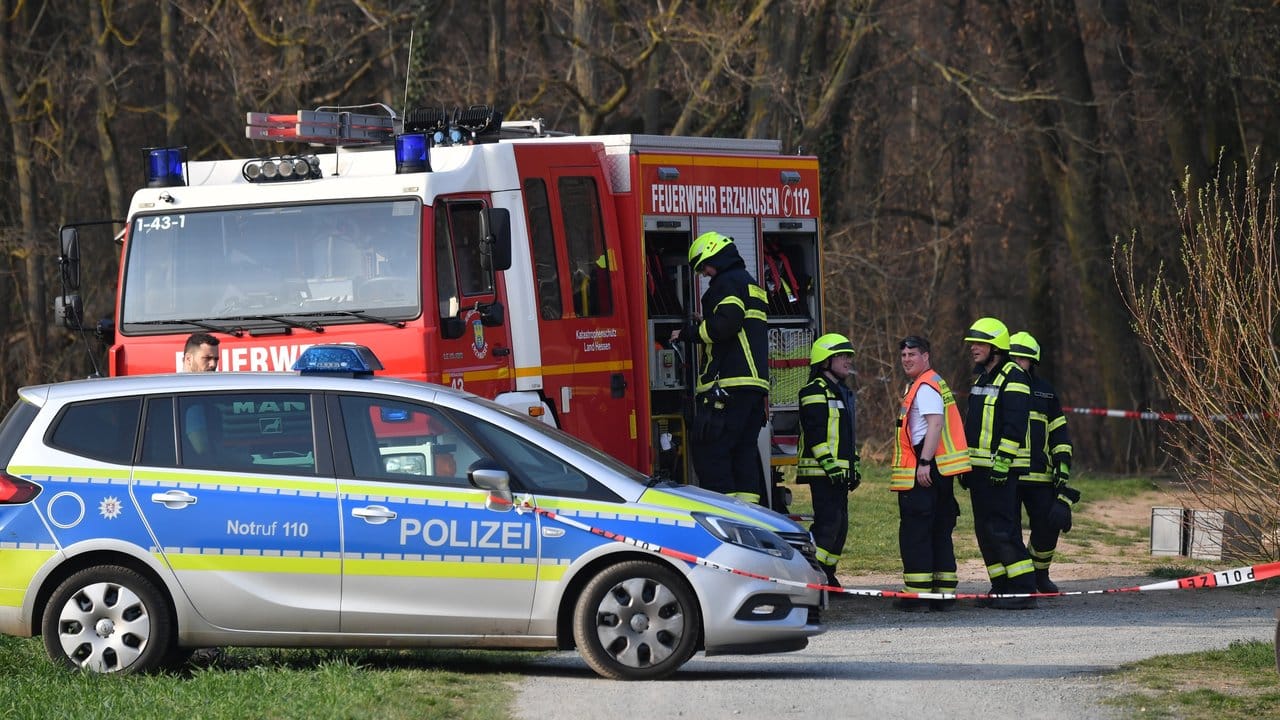 Fahrzeuge von Polizei und Feuerwehr (Symbolbild): In Hagen wurden bei Bauarbeiten menschliche Überreste gefunden.