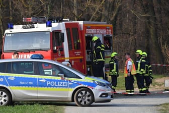 Fahrzeuge von Polizei und Feuerwehr (Symbolbild): In Hagen wurden bei Bauarbeiten menschliche Überreste gefunden.