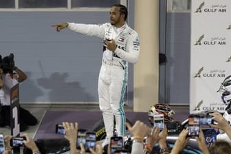Lewis Hamilton jubelt über seinen Sieg.
