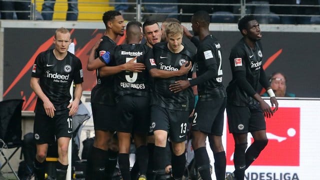 Die Spieler der Eintracht bejubeln das Führungstor gegen Stuttgart.