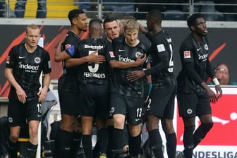 Die Spieler der Eintracht bejubeln das Führungstor gegen Stuttgart.