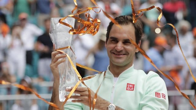 Roger Federer mit der Trophäe für den Gewinn des Masters in Miami.