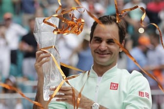 Roger Federer mit der Trophäe für den Gewinn des Masters in Miami.
