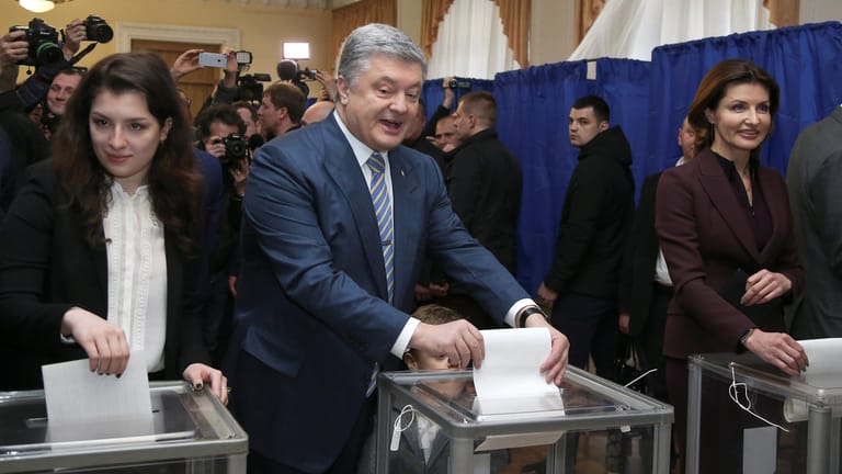 Amtsinhaber Poroschenko bei der Stimmabgabe: Den Krieg nicht beendet, die Armut verschärft.