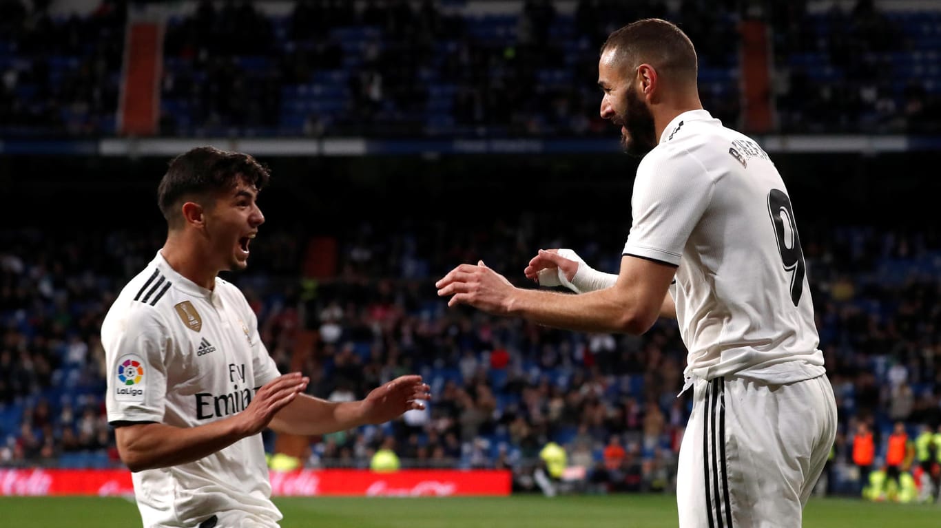 Madrids Karim Benzema und Brahim Diaz feiern das zweite Tor: Stürmerstar Karim Benzema verhinderte mit seinem Treffer eine Minute vor dem Abpfiff eine Blamage der Königlichen.