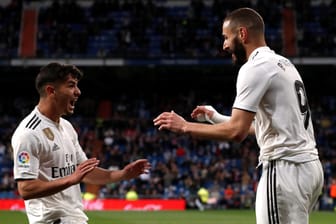 Madrids Karim Benzema und Brahim Diaz feiern das zweite Tor: Stürmerstar Karim Benzema verhinderte mit seinem Treffer eine Minute vor dem Abpfiff eine Blamage der Königlichen.