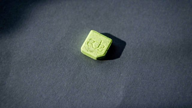 Wer harte Drogen wie Ecstasy konsumiert, dem droht der Entzug des Führerscheins. Wer harte Drogen wie Ecstasy konsumiert, dem droht der Entzug des Führerscheins.