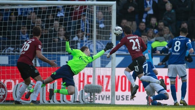 Schalkes Torwart Alexander Nübel hielt seinen Kasten gegen Hannover 96 sauber. Schalkes Torwart Alexander Nübel hielt seinen Kasten gegen Hannover 96 sauber.