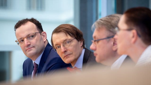 Bundesgesundheitsminister Spahn, der SPD-Politiker Lauterbach und weitere Abgeordnete stellen ihren Vorstoß zur Neuregelung der Organspende vor. Bundesgesundheitsminister Spahn, der SPD-Politiker Lauterbach und weitere Abgeordnete stellen ihren Vorstoß zur Neuregelung der Organspende vor.