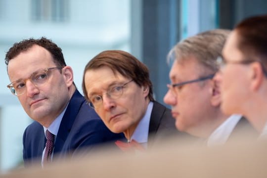 Bundesgesundheitsminister Spahn, der SPD-Politiker Lauterbach und weitere Abgeordnete stellen ihren Vorstoß zur Neuregelung der Organspende vor.