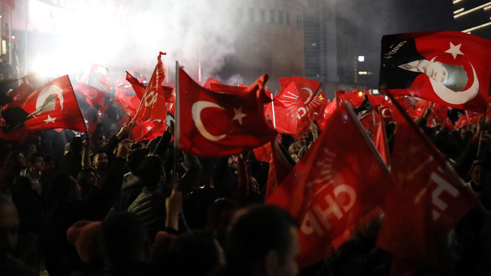 Ankara: Anhänger der oppositionellen CHP-Partei gehen am Wahlabend auf die Straße.