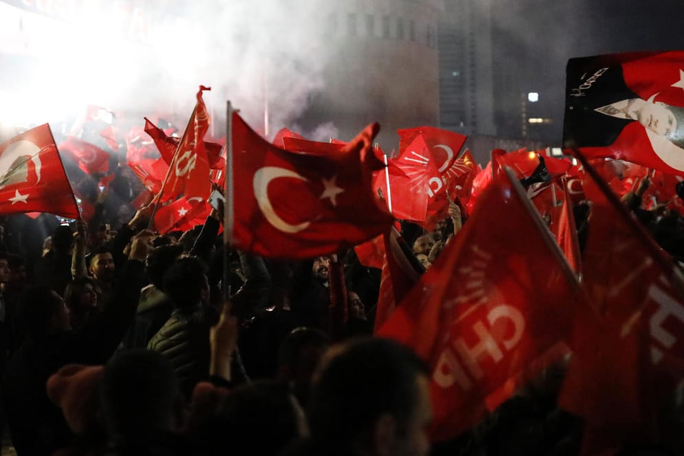 Ankara: Anhänger der oppositionellen CHP-Partei gehen am Wahlabend auf die Straße.