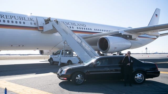 Der Regierungsflieger "Konrad Adenauer" nach der Landung in New York. Der Regierungsflieger "Konrad Adenauer" nach der Landung in New York.