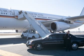 Der Regierungsflieger "Konrad Adenauer" nach der Landung in New York.