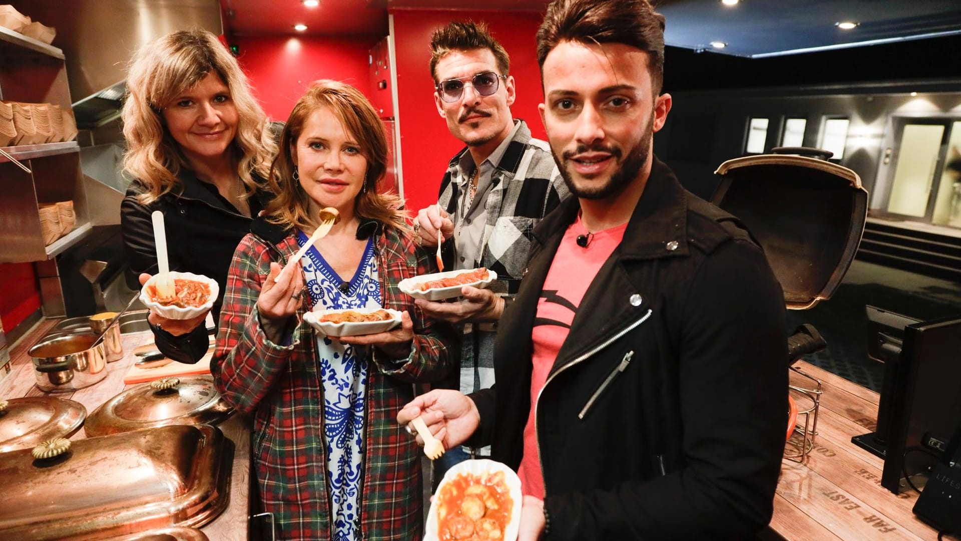 "Das perfekte Dschungel Dinner": Sandra Kiriasis, Doreen Dietel, Chris Töpperwien und Domenico de Cicco machen den Anfang.