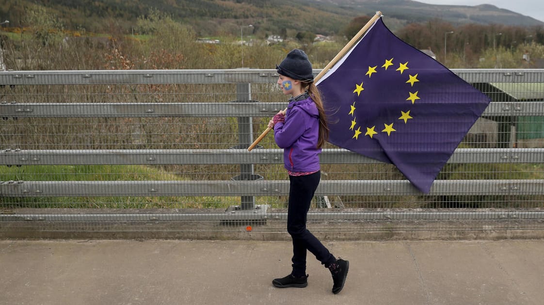 Nordirland: Ein Mädchen trägt bei einem Protest von Brexit-Gegnern in Carrickcarnon auf der Nordseite der irischen Grenze eine EU-Flagge.