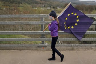 Nordirland: Ein Mädchen trägt bei einem Protest von Brexit-Gegnern in Carrickcarnon auf der Nordseite der irischen Grenze eine EU-Flagge.