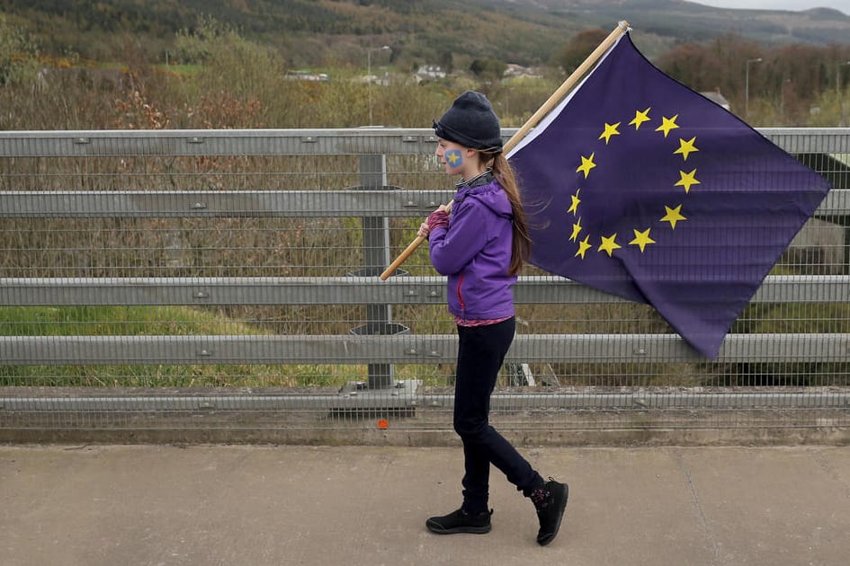 Nordirland: Ein Mädchen trägt bei einem Protest von Brexit-Gegnern in Carrickcarnon auf der Nordseite der irischen Grenze eine EU-Flagge.