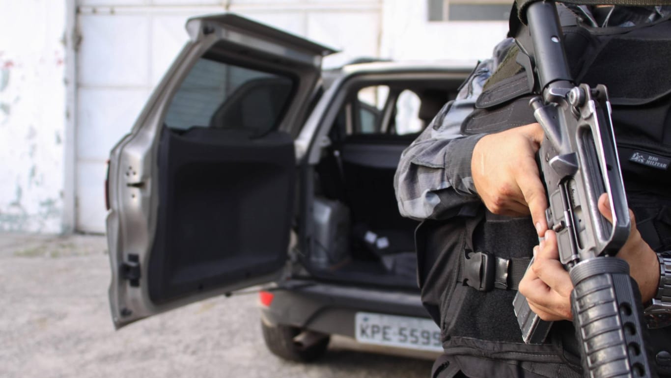 Militärpolizist bei einem Einsatz in Rio de Janeiro: In den Favelas tobt ein blutiger Kampf zwischen Sicherheitskräften und Drogenbanden.