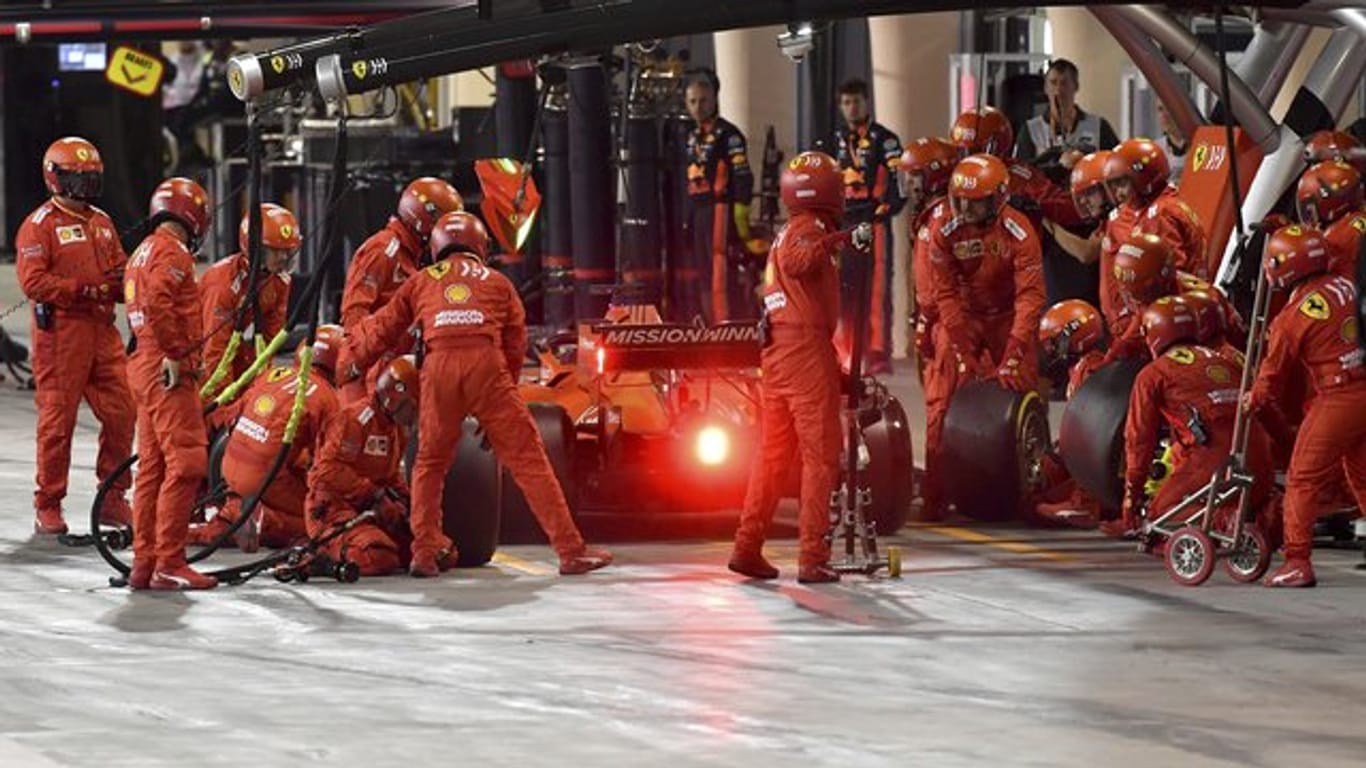Ferrari-Pilot Sebastian Vettel musste in Bahrain unfreiwillig zum Boxenstopp.