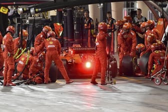 Ferrari-Pilot Sebastian Vettel musste in Bahrain unfreiwillig zum Boxenstopp.