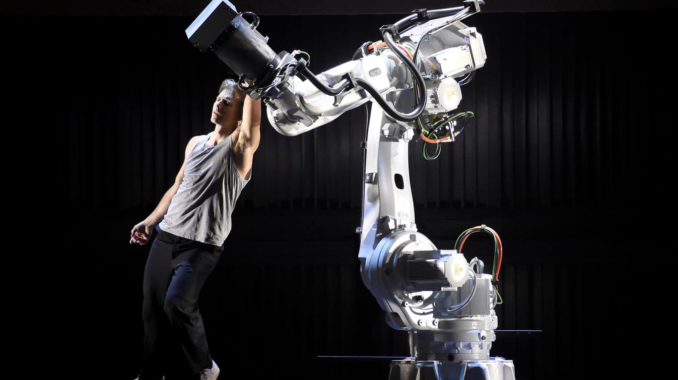 Kunst-Performance bei der Eröffnung der Hannover Messe: Der schwedische Künstler Fredrik Rydman tanzt mit einem Roboter.