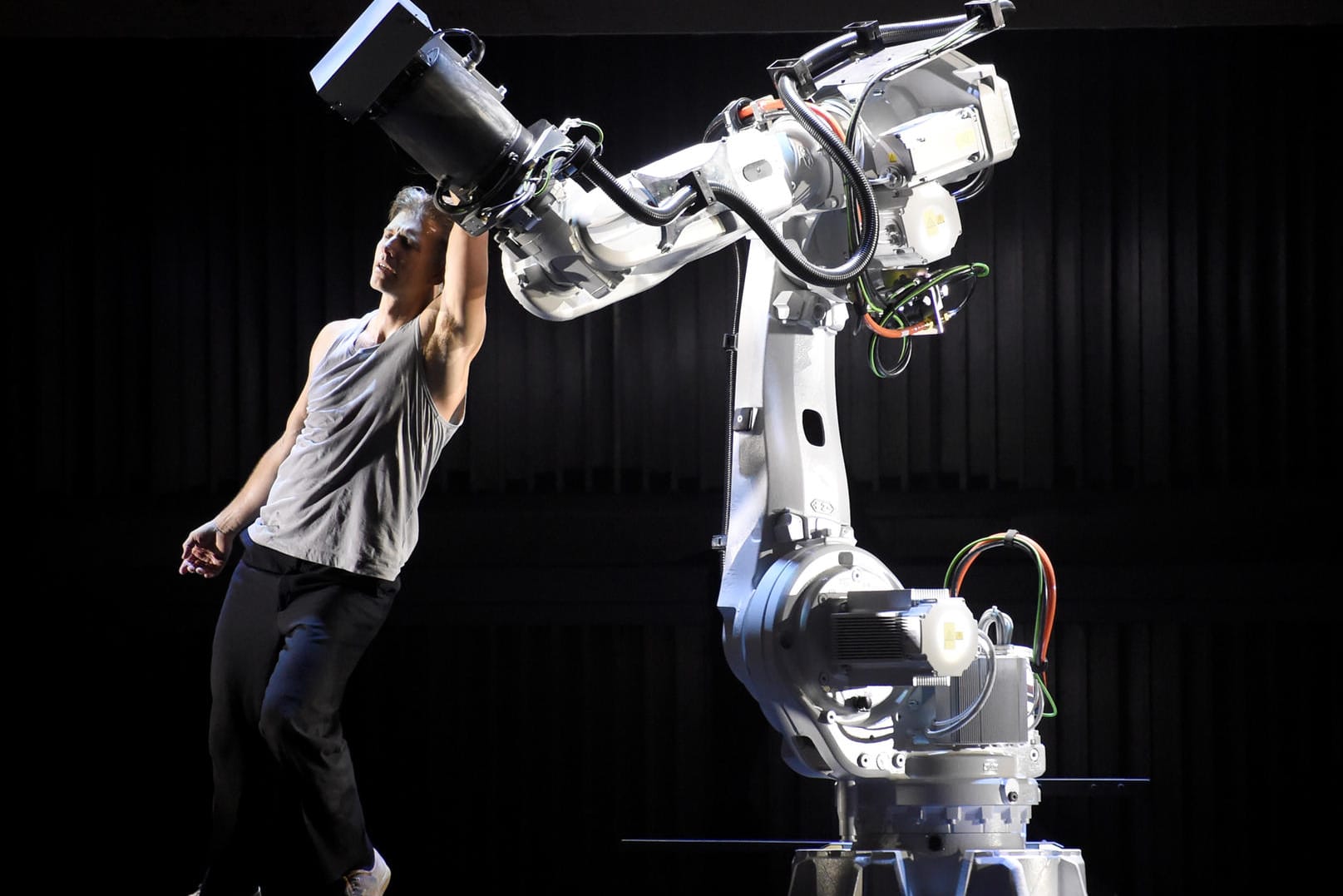 Kunst-Performance bei der Eröffnung der Hannover Messe: Der schwedische Künstler Fredrik Rydman tanzt mit einem Roboter.