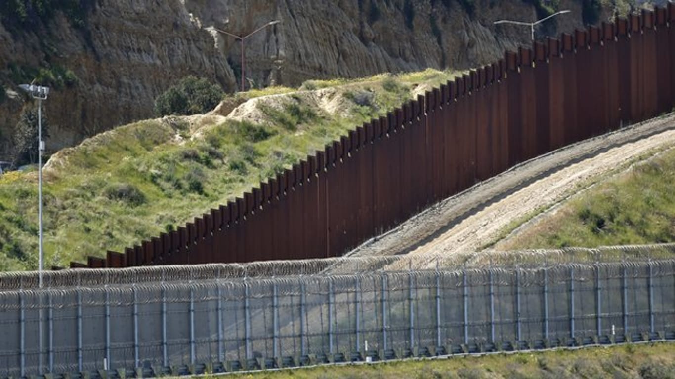 Blick auf die Grenzbefestigung zwischen den Vereinigten Staaten und Mexiko, die sich durch die Hügel zwischen San Diego und Tijuana schlängelt.
