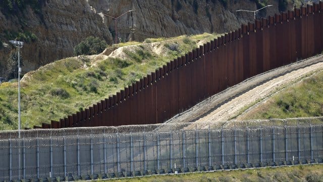 Blick auf die Grenzbefestigung zwischen den Vereinigten Staaten und Mexiko, die sich durch die Hügel zwischen San Diego und Tijuana schlängelt. Blick auf die Grenzbefestigung zwischen den Vereinigten Staaten und Mexiko, die sich durch die Hügel zwischen San Diego und Tijuana schlängelt.