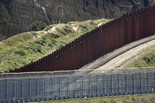 Blick auf die Grenzbefestigung zwischen den Vereinigten Staaten und Mexiko, die sich durch die Hügel zwischen San Diego und Tijuana schlängelt.