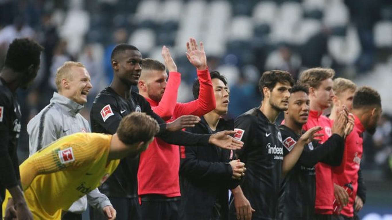 Die Frankfurter Spieler feiern mit den Fans den 3:0-Sieg im Spiel gegen den VfB.