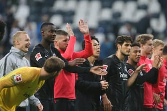 Die Frankfurter Spieler feiern mit den Fans den 3:0-Sieg im Spiel gegen den VfB.