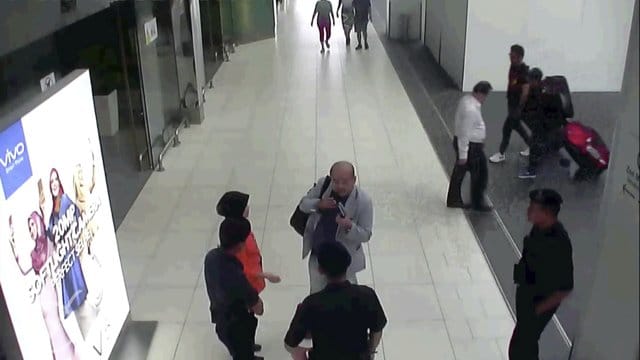 Kurz nach der Gift-Attacke: Eine Überwachungskamera zeigt Kim Jong Nam (graue Jacke) auf dem Flughafen von Kuala Lumpur (Malaysia). Kurz nach der Gift-Attacke: Eine Überwachungskamera zeigt Kim Jong Nam (graue Jacke) auf dem Flughafen von Kuala Lumpur (Malaysia).