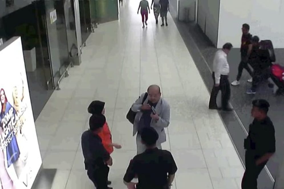 Kurz nach der Gift-Attacke: Eine Überwachungskamera zeigt Kim Jong Nam (graue Jacke) auf dem Flughafen von Kuala Lumpur (Malaysia).
