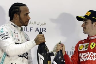 Auf dem Podest in Bahrain: Sieger Lewis Hamilton (l) und der Drittplatzierte Charles Leclerc.