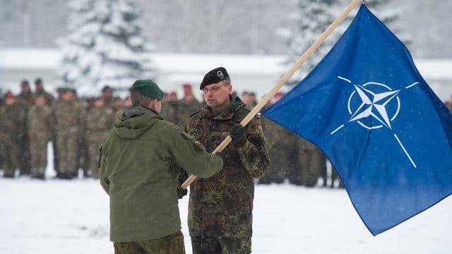 Der Brigadeführer von Iron Wolf, Steponauvicius Mindaugas, übergibt beim Übergabeappell die Natoflagge an Peter Papenbroock, Bundeswehr-Oberstleutnant und neuer Kommandeur der EFP Battlegroup in Litauen. Der Brigadeführer von Iron Wolf, Steponauvicius Mindaugas, übergibt beim Übergabeappell die Natoflagge an Peter Papenbroock, Bundeswehr-Oberstleutnant und neuer Kommandeur der EFP Battlegroup in Litauen.
