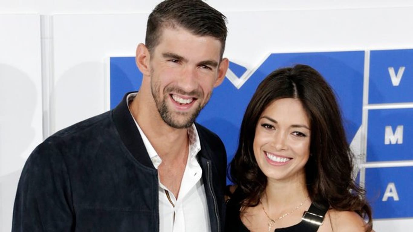 Der Schwimmer Michael Phelps (l) und seine Frau Nicole Johnson erwarten ein weiteres Kind.