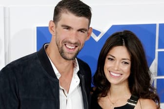 Der Schwimmer Michael Phelps (l) und seine Frau Nicole Johnson erwarten ein weiteres Kind.