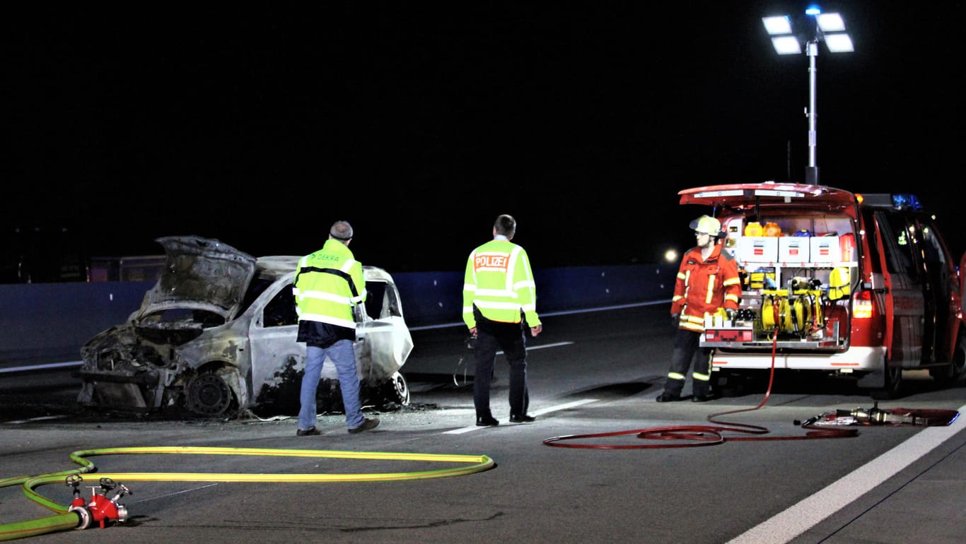 Polizei und Feuerwehr auf der A5 im Einsatz: Zwei Menschen starben bei einem schweren Verkehrsunfall.