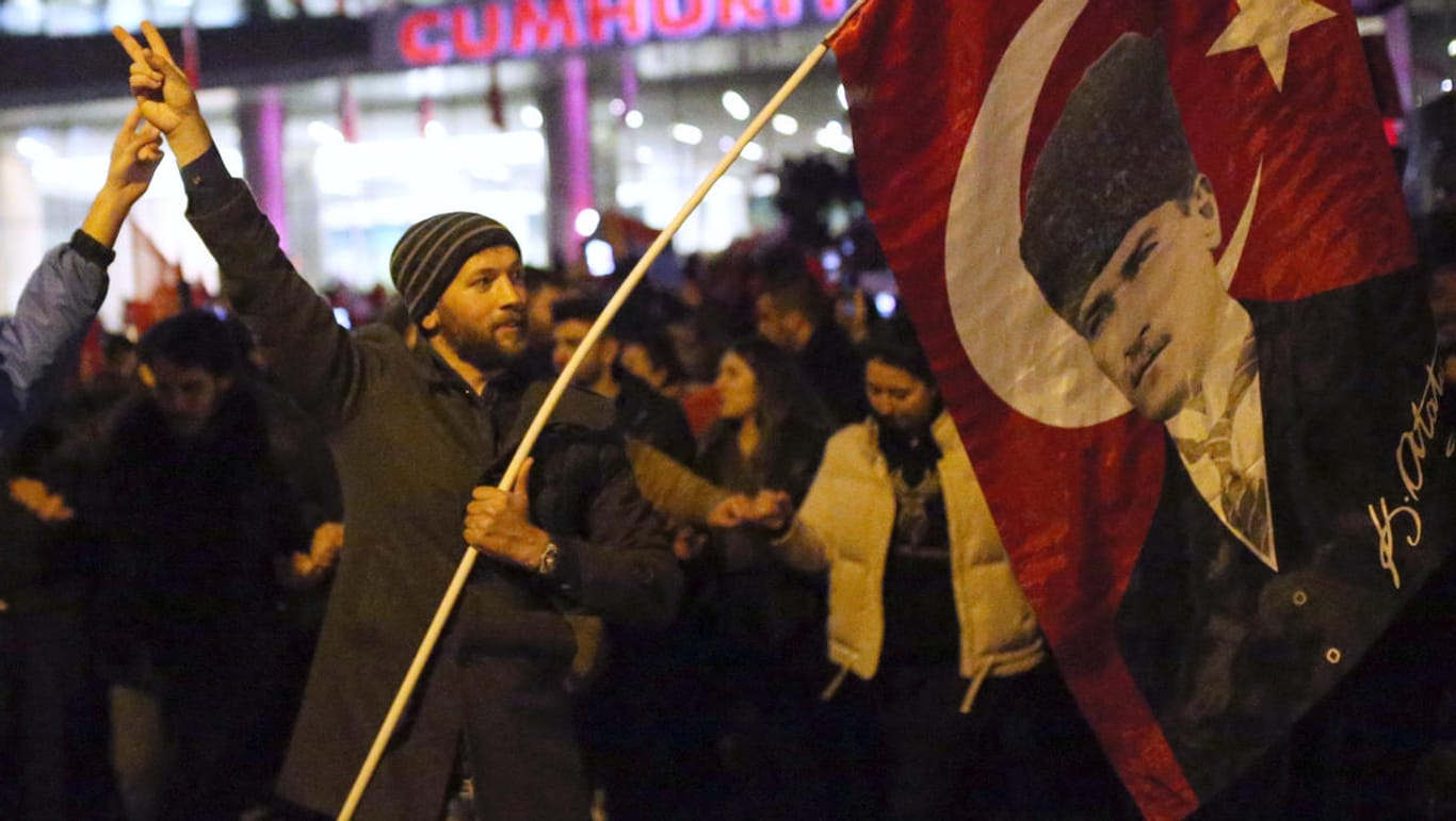 Türkei: Anhänger der Oppositionspartei CHP feiern das Ergebnis der Wahl in Ankara.