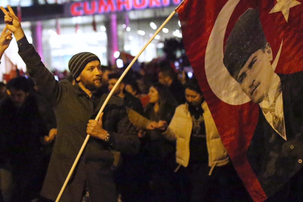 Türkei: Anhänger der Oppositionspartei CHP feiern das Ergebnis der Wahl in Ankara.