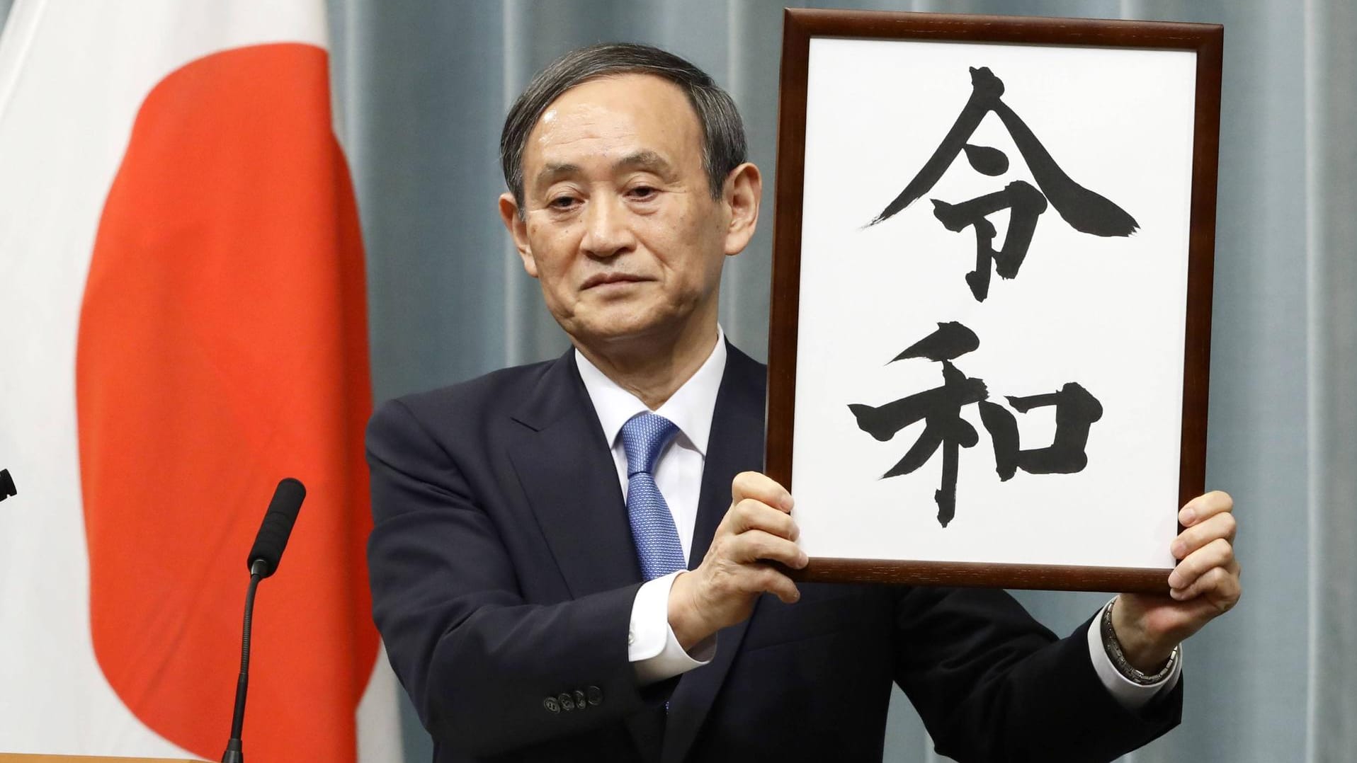Chefkabinettssekretär Yoshihide Suga: Er hält das Zeichen der neuen "Reiwa"-Ära in die Höhe. Chefkabinettssekretär Yoshihide Suga: Er hält das Zeichen der neuen "Reiwa"-Ära in die Höhe.