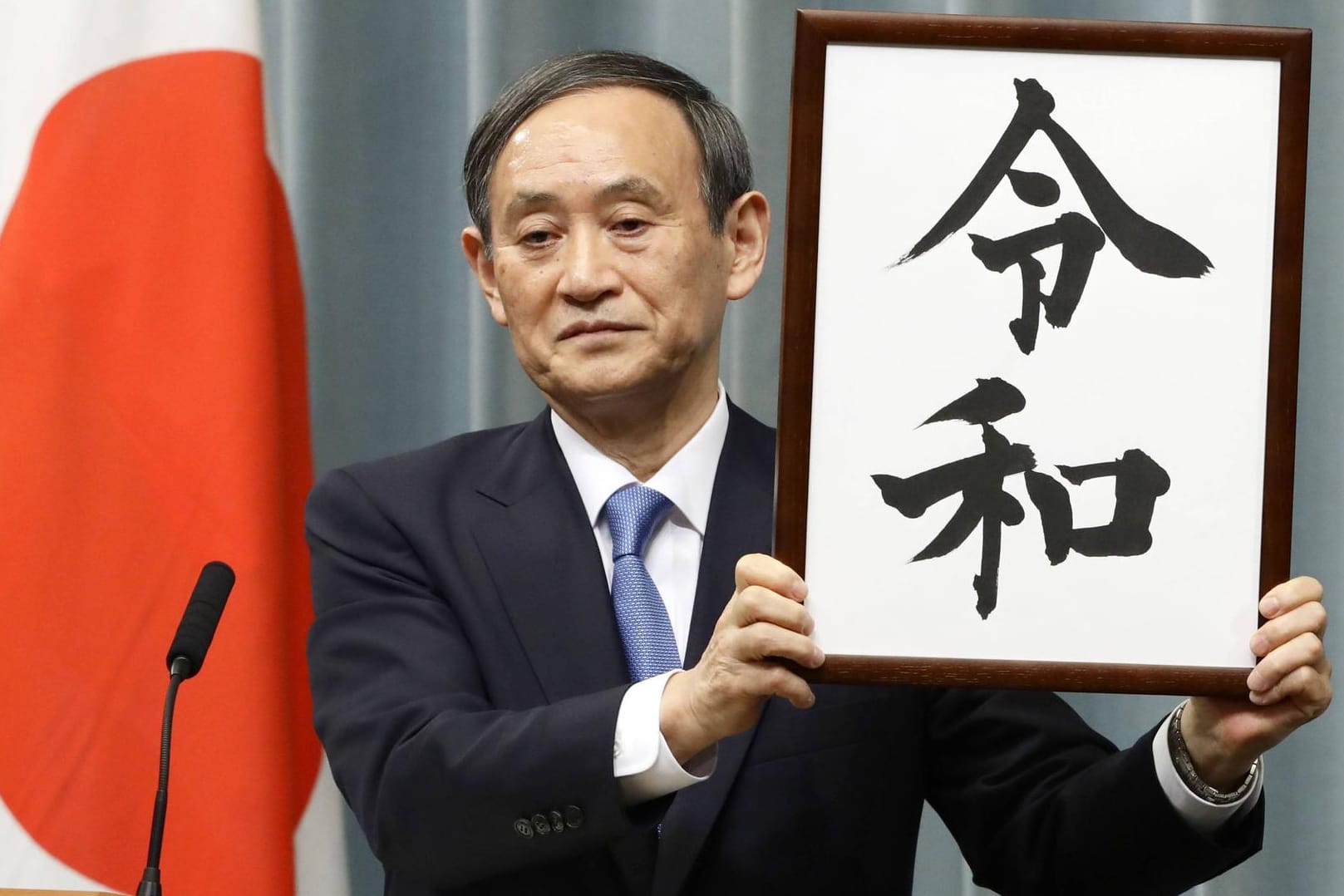 Chefkabinettssekretär Yoshihide Suga: Er hält das Zeichen der neuen "Reiwa"-Ära in die Höhe.